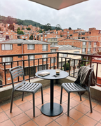 Kit Café Harmoor — Mesa Redonda 60cm + 2 Sillas Vento · Listo para instalar