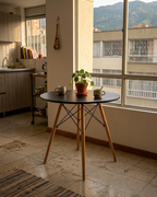 Comedor Completo - Mesa Eames redonda + 4 Sillas Eames